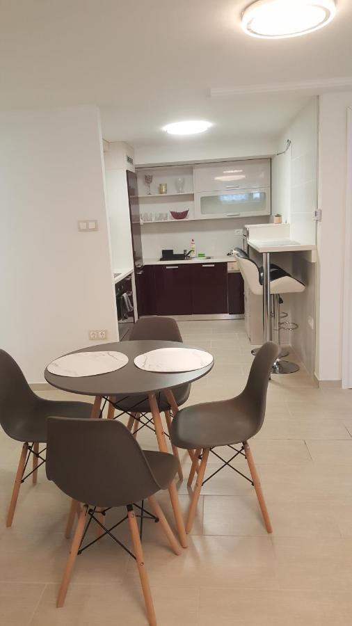 Ferienwohnung Orhidea Szuterén Apartman Győr Exterior foto